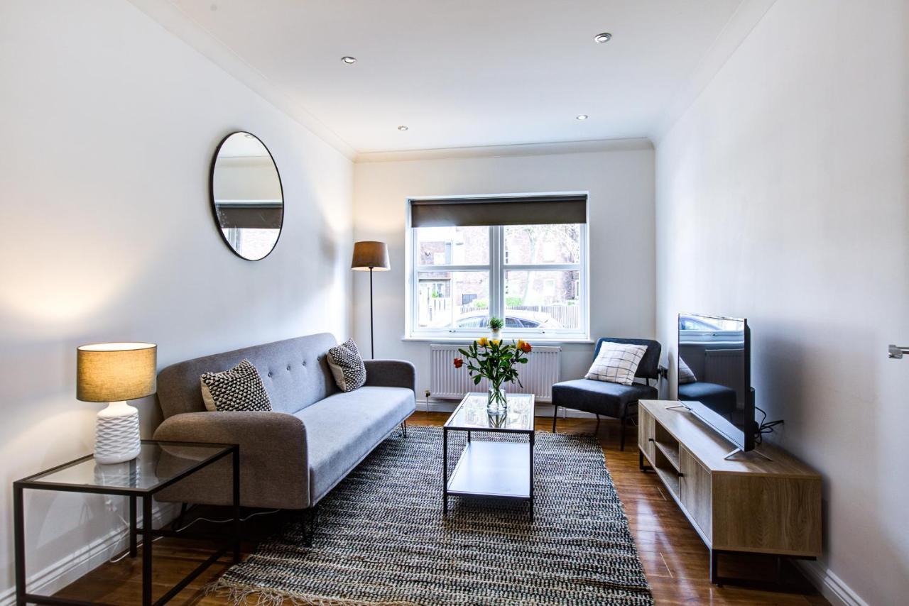 Stylish Two Bedroom Apartment With Free Parking! رومفورد المظهر الخارجي الصورة