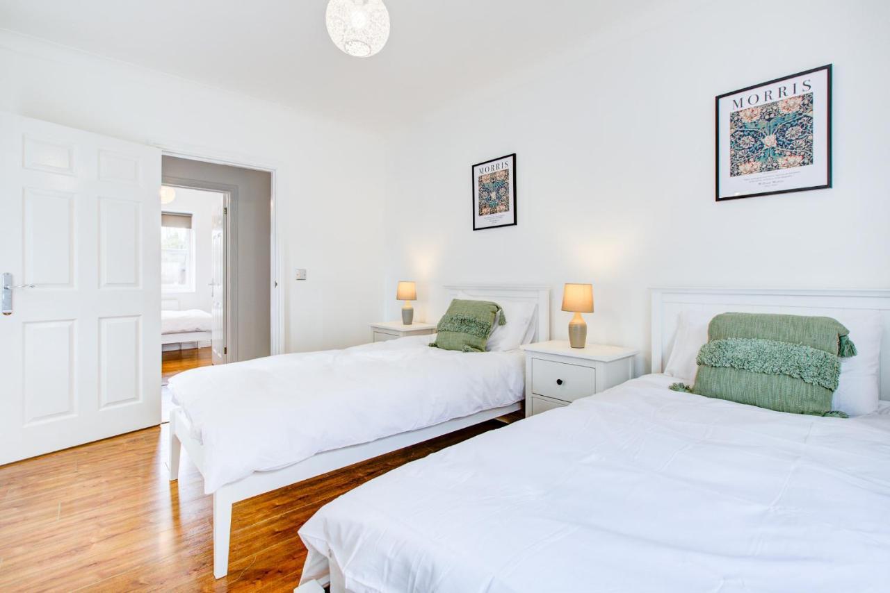 Stylish Two Bedroom Apartment With Free Parking! رومفورد المظهر الخارجي الصورة